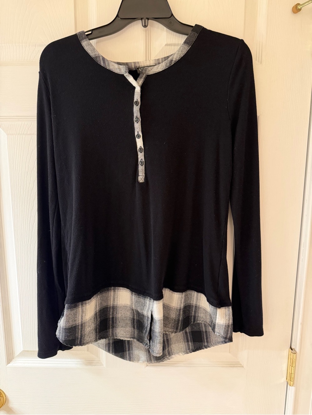 VENUS Black Long-Sleeve Henley Top with Gray Plaid Trim